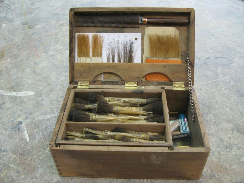 工具箱 ：贴金专用的刀、扁形毛刷、平头刷...