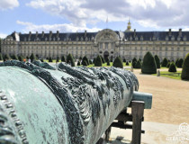 Canon à l'entrée de l'hôtel des Invalides Canon à l'entrée de l'hôtel des Invalides