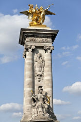 Pégase tenu par la Renommée de la Guerre (par Léopold Steiner et Eugène Gantzlin) et La France sous Louis XIV (par Laurent Marqueste) Pégase tenu par la Renommée de la Guerre (par Léopold Steiner et Eugène Gantzlin) et La France sous Louis XIV (par Laurent Marqueste)