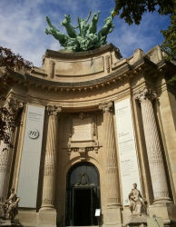 L’Harmonie triomphant de la Discorde, côté Seine L’Harmonie triomphant de la Discorde, côté Seine