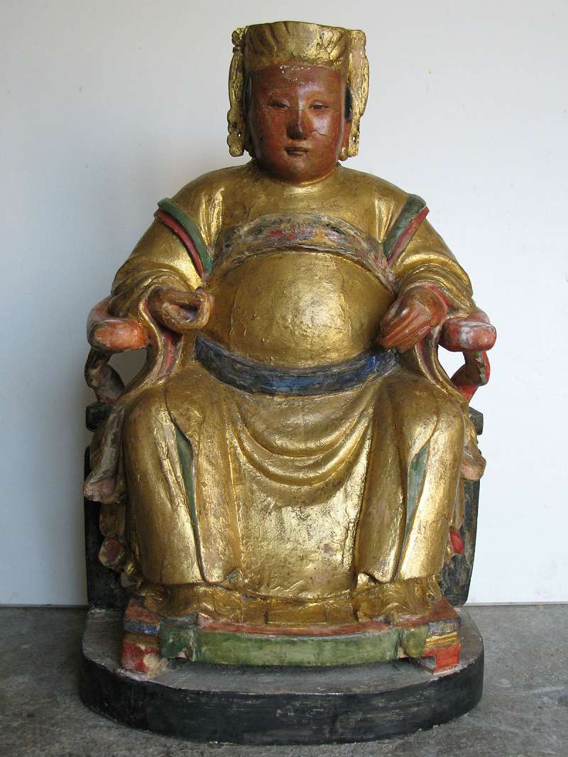 Buda policromada de terracota en papel de oro